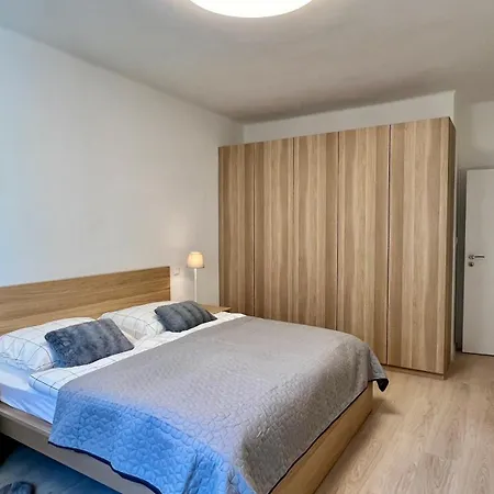 Priestranny Apartman Blizko Centra Apartment
